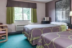 Łóżko lub łóżka w pokoju w obiekcie Super 8 by Wyndham Carrollton