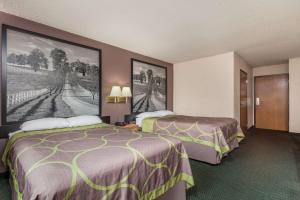 Łóżko lub łóżka w pokoju w obiekcie Super 8 by Wyndham Carrollton