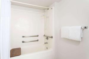 Kúpeľňa v ubytovaní Super 8 by Wyndham Cottonwood