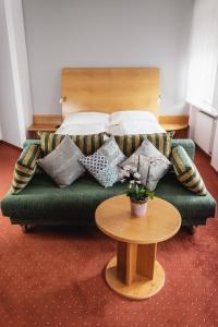 Landhotel Stegersbach tesisinde bir odada yatak veya yataklar