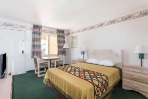 um quarto de hotel com uma cama e uma secretária em Super 8 by Wyndham Cottonwood em Cottonwood