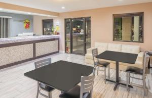 Posezení v ubytování Super 8 by Wyndham Bryant Little Rock Area