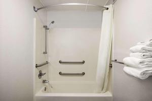 حمام في Super 8 by Wyndham Bowling Green