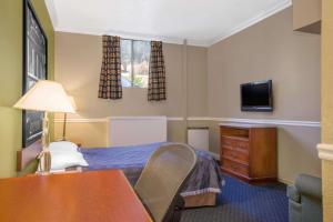 מיטה או מיטות בחדר ב-Super 8 by Wyndham Hayward Downtown