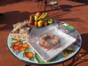 uma mesa coberta com uma bandeja de pão e fruta em Le Marelle em Furore mais 37 fotografias