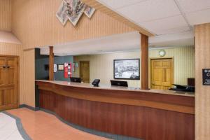 um lobby com uma recepção em um hospital em Super 8 by Wyndham Troy IL/St. Louis Area em Troy