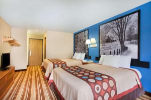 Una cama o camas en una habitación de Super 8 by Wyndham Defiance 6 fotos más