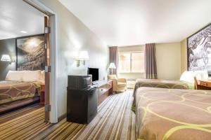 Habitación de hotel con 2 camas y TV en Super 8 by Wyndham Buena Vista en Buena Vista