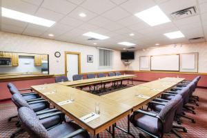 Super 8 by Wyndham Port Elgin في بورت إلغين: قاعة اجتماعات كبيرة مع طاولات وكراسي طويلة