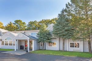 een wit huis met bomen ervoor bij Super 8 by Wyndham Schenectady/Albany Area in Schenectady