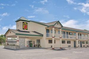 un edificio de comida rápida con una señal de pepsi en él en Super 8 by Wyndham Shelby, en Shelby