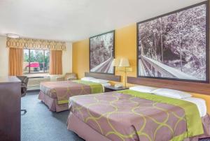 Ένα ή περισσότερα κρεβάτια σε δωμάτιο στο Super 8 by Wyndham Mesa Gilbert