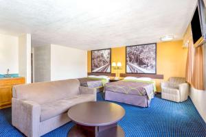 Posezení v ubytování Super 8 by Wyndham Mesa Gilbert
