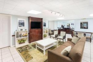 un soggiorno con divano e tavolo di Super 8 by Wyndham Decatur/Lithonia/Atl Area a Decatur