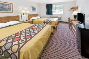 En eller flere senge i et værelse på Super 8 by Wyndham Canonsburg/Pittsburgh Area
