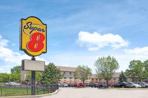 un cartello per un ristorante super in un parcheggio di Super 8 by Wyndham Chicago O'Hare Airport a Elk Grove Village