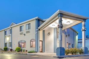 伯克利圣路易斯旅游旅馆的一座蓝色屋顶的白色大楼