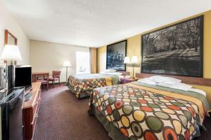 ein Hotelzimmer mit zwei Betten und einem Flachbildfernseher in der Unterkunft Super 8 by Wyndham Shepherdsville - Louisville South I65 in Shepherdsville