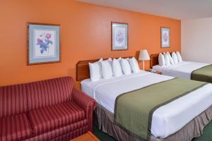 Postel nebo postele na pokoji v ubytování Travelodge by Wyndham, Newberg