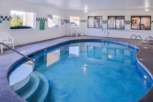 Bazén v ubytování Travelodge by Wyndham, Newberg nebo v jeho okolí