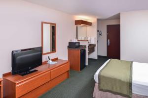 TV a/nebo společenská místnost v ubytování Travelodge by Wyndham, Newberg