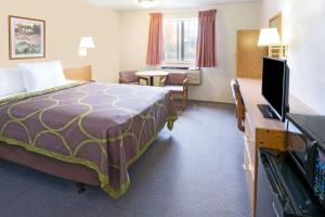 Uma TV ou centro de entretenimento em Super 8 by Wyndham Redmond