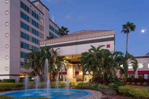 Der Swimmingpool an oder in der Nähe von Ramada by Wyndham Kissimmee Gateway - Free Theme Park Shuttle