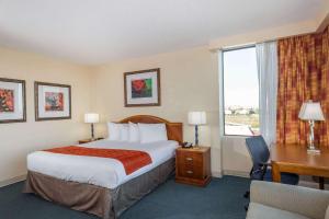 Ein Bett oder Betten in einem Zimmer der Unterkunft Ramada by Wyndham Kissimmee Gateway - Free Theme Park Shuttle