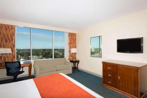 TV/Unterhaltungsangebot in der Unterkunft Ramada by Wyndham Kissimmee Gateway - Free Theme Park Shuttle