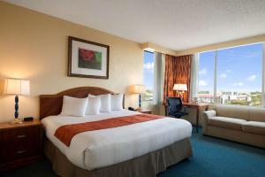 Ein Bett oder Betten in einem Zimmer der Unterkunft Ramada by Wyndham Kissimmee Gateway - Free Theme Park Shuttle