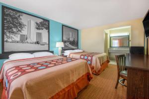 Postel nebo postele na pokoji v ubytování Super 8 by Wyndham Tulsa + 19 fotografií
