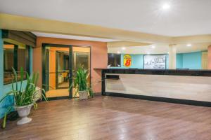 Vstupní hala nebo recepce v ubytování Super 8 by Wyndham Tulsa