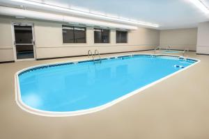 una gran piscina en una habitación de hospital en Super 8 by Wyndham Pevely, en Pevely