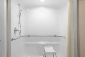 Kylpyhuone majoituspaikassa Super 8 by Wyndham Booneville