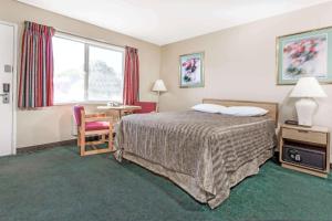 Posteľ alebo postele v izbe v ubytovaní Travelodge by Wyndham La Grande