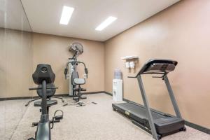 Fitness centrum a/nebo fitness zařízení v ubytování Super 8 by Wyndham Weslaco
