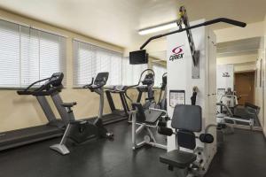 Fitness centrum a/nebo fitness zařízení v ubytování Howard Johnson by Wyndham Abu Dhabi Downtown