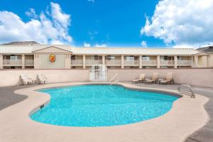 una piscina frente a un hotel en Super 8 by Wyndham Salina/Scenic Hills Area, en Salina