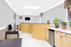 biuro z recepcją w pokoju w obiekcie Super 8 by Wyndham Quesnel BC w mieście Quesnel