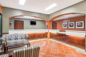 Posezení v ubytování Super 8 by Wyndham Weslaco