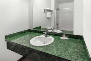 Ένα μπάνιο στο Super 8 by Wyndham Central Pt Medford
