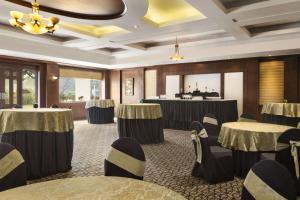 Restaurace v ubytování Ramada Plaza by Wyndham JHV Varanasi