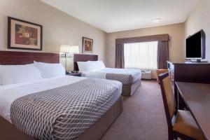 Postel nebo postele na pokoji v ubytování Ramada by Wyndham Camrose + 9 fotografií