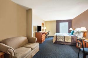 Foto da galeria de Days Inn & Suites by Wyndham Thibodaux em Thibodaux