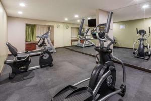 een fitnessruimte met loopbanden en crosstrainers bij Baymont by Wyndham Gaylord in Gaylord