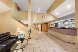 Posezení v ubytování Super 8 by Wyndham Midland