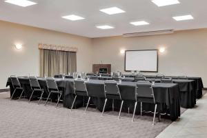 Konferenční prostory v ubytování Ramada by Wyndham Lac La Biche + 37 fotografií