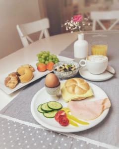 Landhotel Stegersbach في شتيغرسباخ: طاولة عليها طبقين من الطعام