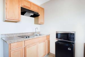 Kuhinja oz. manjša kuhinja v nastanitvi Hawthorn Suites by Wyndham Albuquerque