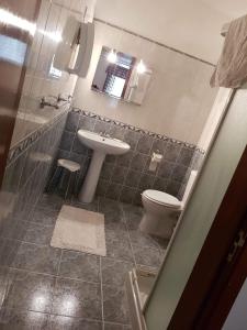 Ένα μπάνιο στο Side Seaview St Pauls Bay Apartment